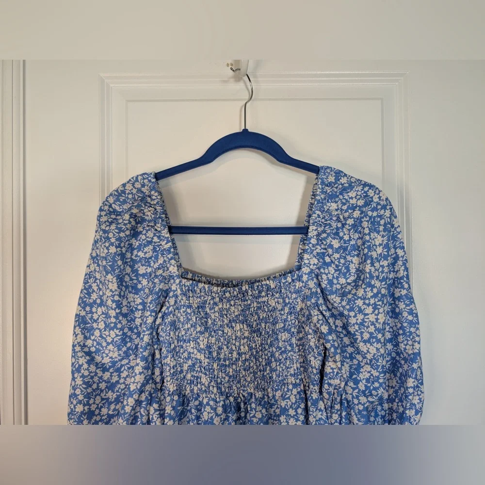 Tuckernuck Women’s Annie Smocked Blooms on Broad Dress Blue White Size Medium